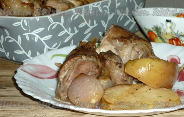 Кролик в духовке с яблоками