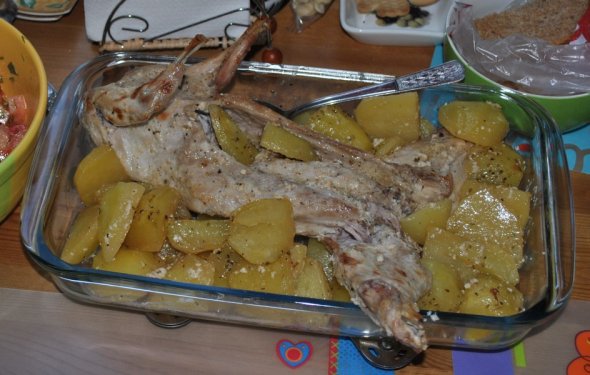 Кролик в сметане с картошкой в