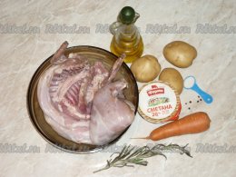 Ингредиенты для приготовления кролика с картошкой и сметаной в духовке