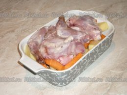 Мясо кролика промыть,  разрезать на порционные кусочки,  натереть солью,  перцем,  приправами для мяса,  добавить розмарин и выложить на слой овощей.