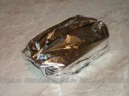 Накрыть форму фольгой и отправить в разогретую до 180 градусов духовку на 1 час.