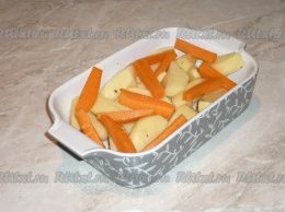 Поверх картофеля выложить морковные брусочки. Посолить и поперчить по вкусу.