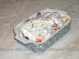 Сметану соединить с водой,  по желанию можно добавить выдавленный через пресс чеснок. Полить сметанным соусом кролика с овощами.